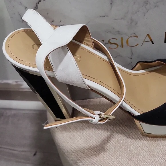 GUESS - Picture 7 of 10